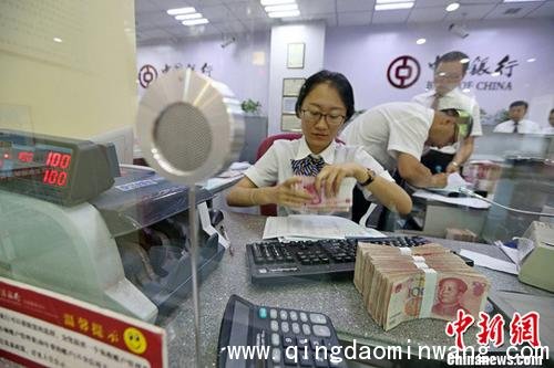 资料图：山西太原一银行工作人员清点货币。中新社记者 张云 摄