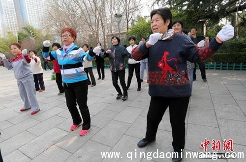 各地普遍采取了定额调整、挂钩调整与适当倾斜相结合的调整办法。(资料图)中新社发 张驰 摄